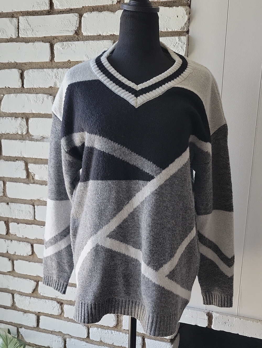 Women's Grey and Black V-Neck Patterned Sweater